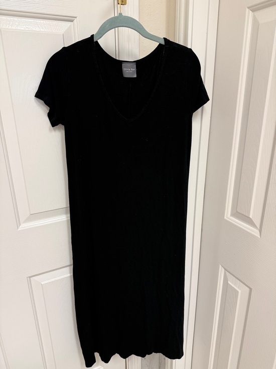 Olivia Rae Dresses & Skirts - Olivia Rae New York Black V-Neck Midi Tee Dress